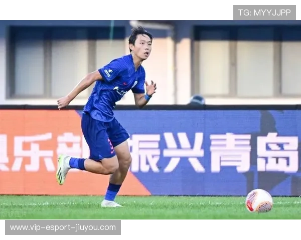 上海申花拉唐突破禁区送出传中，打造绝妙进攻利器